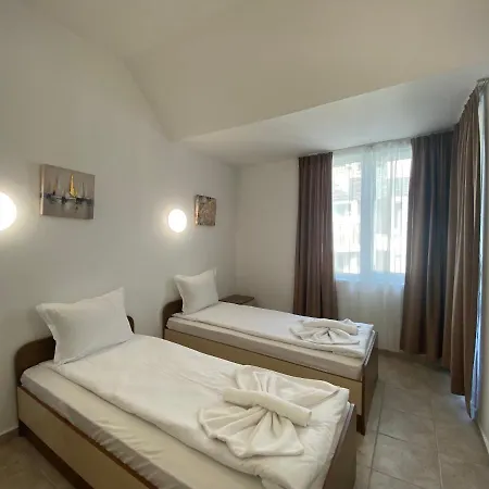 Vista Del Mar 2 A11 One Bedroom Апартамент *
